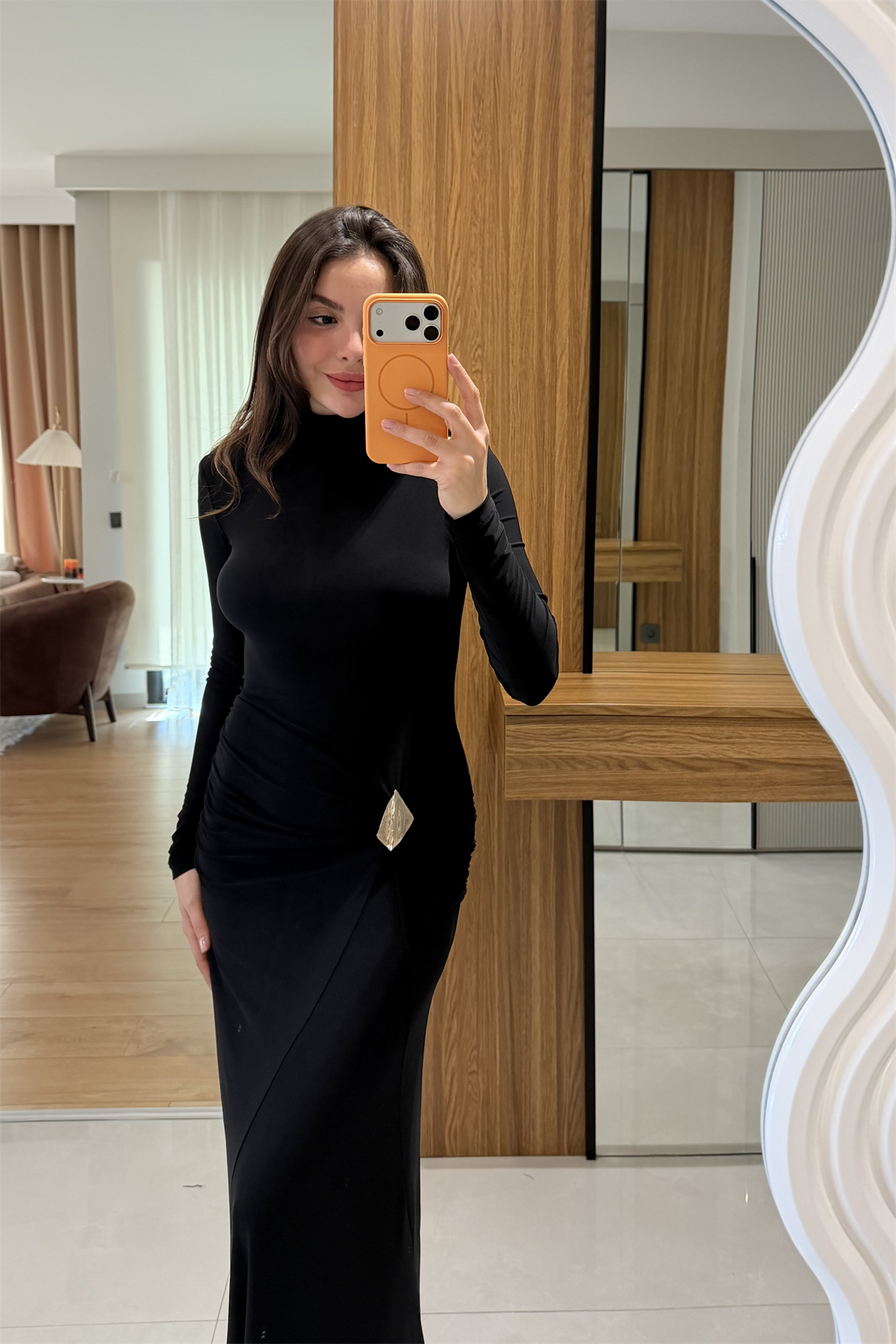 Lestari Siyah  Aksesuar Detaylı Büzgülü Maxi Elbise