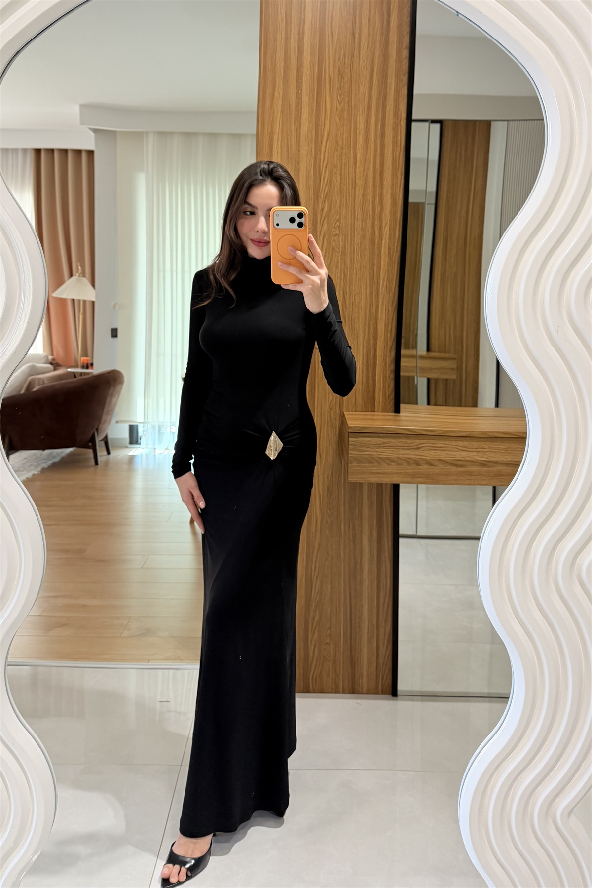 Lestari Siyah  Aksesuar Detaylı Büzgülü Maxi Elbise