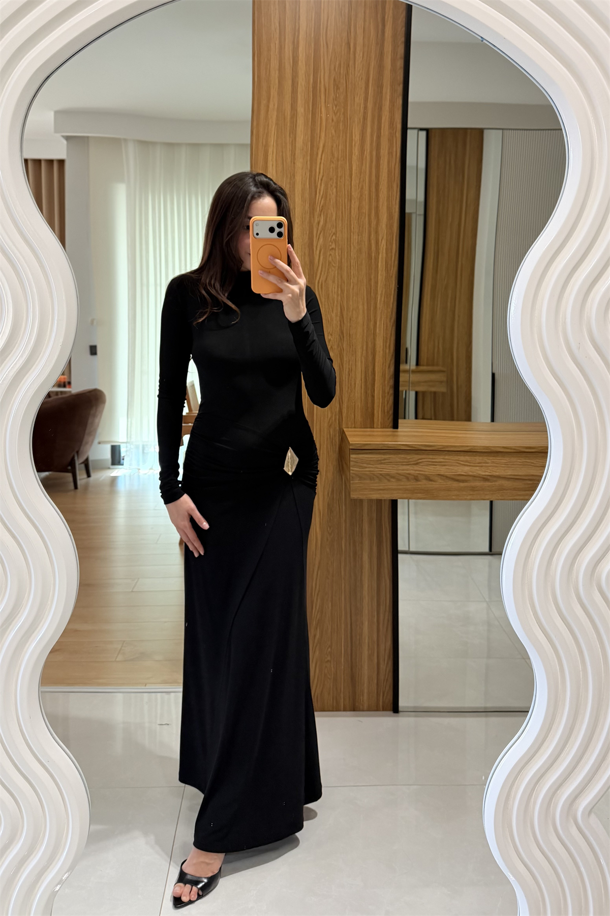 Lestari Siyah  Aksesuar Detaylı Büzgülü Maxi Elbise