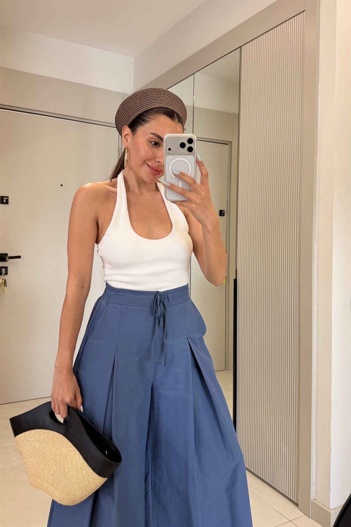 Leuven Beyaz Halter Yaka Dilvin Crop