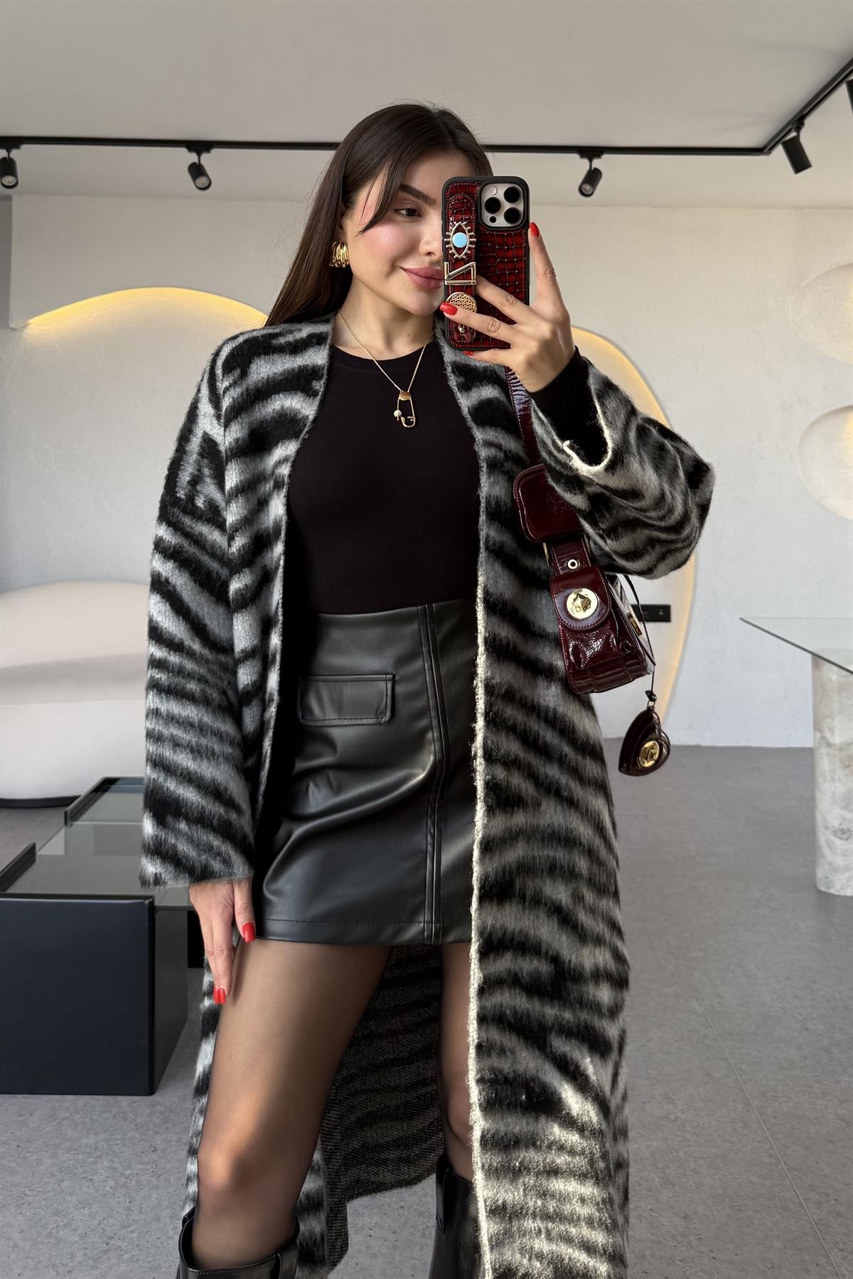 Liente Siyah Zebra Desen Yumoş Hırka