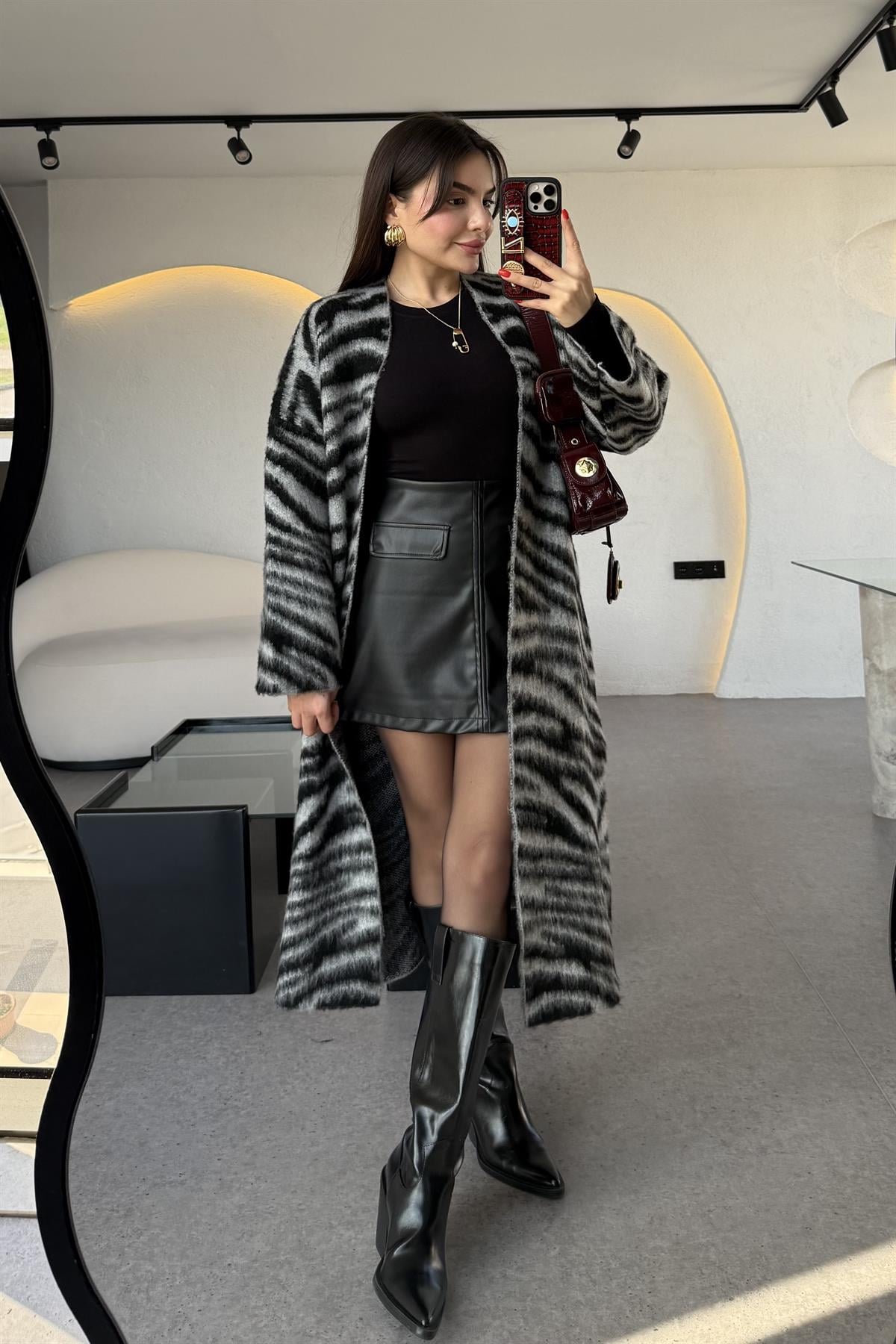 Liente Siyah Zebra Desen Yumoş Hırka