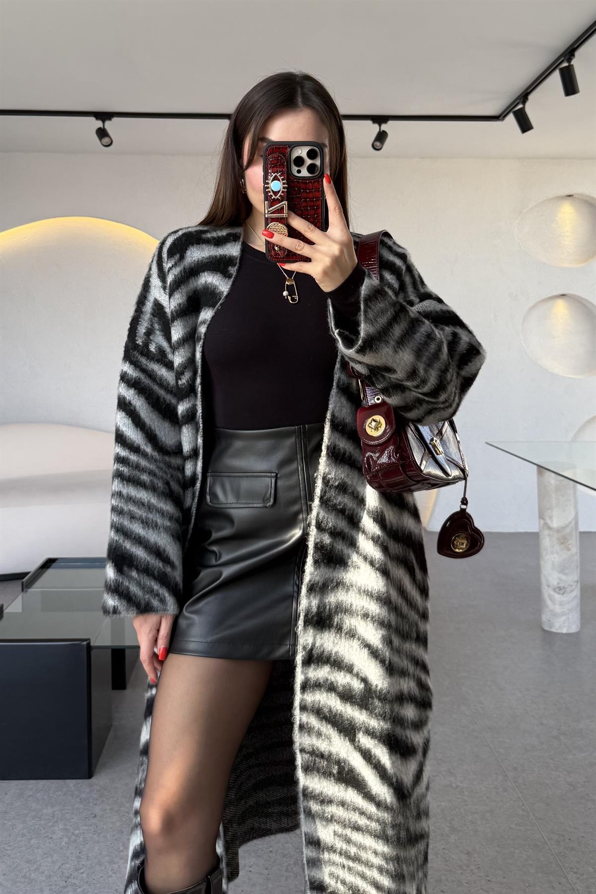 Liente Siyah Zebra Desen Yumoş Hırka