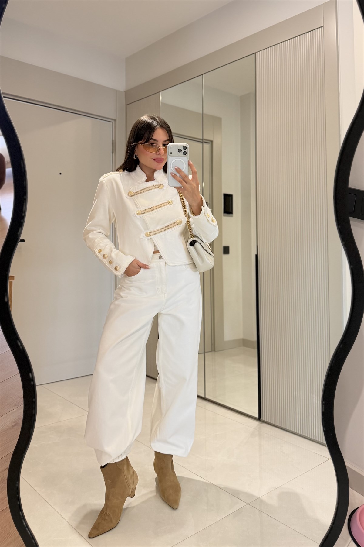 Locate Beyaz Paçası Lastikli Jean