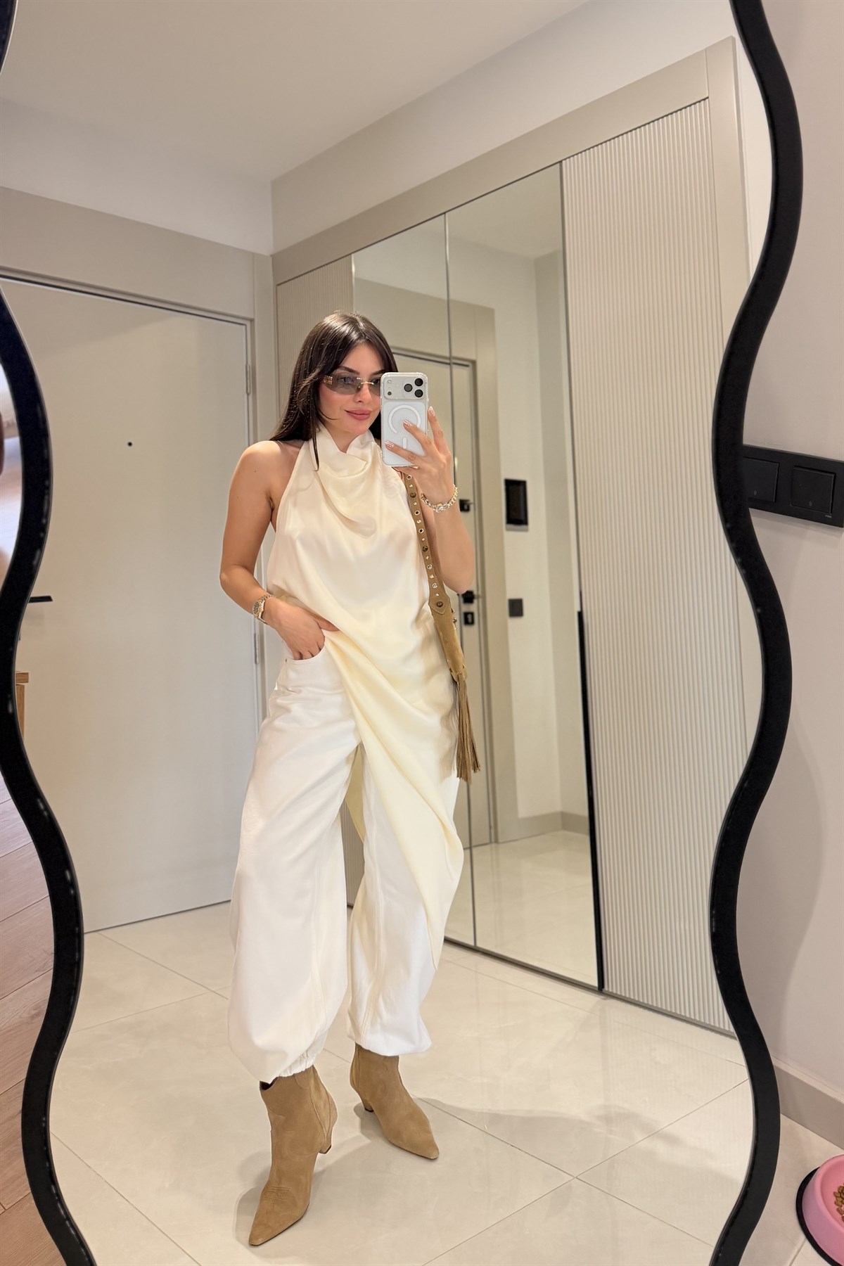 Locate Beyaz Paçası Lastikli Jean