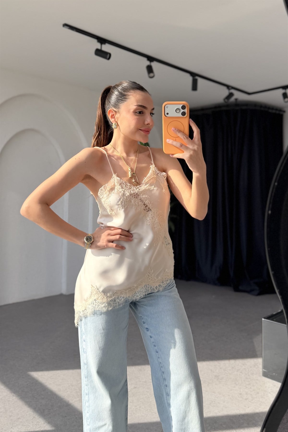 Lorie Bej Dantel Detaylı Saten Bluz