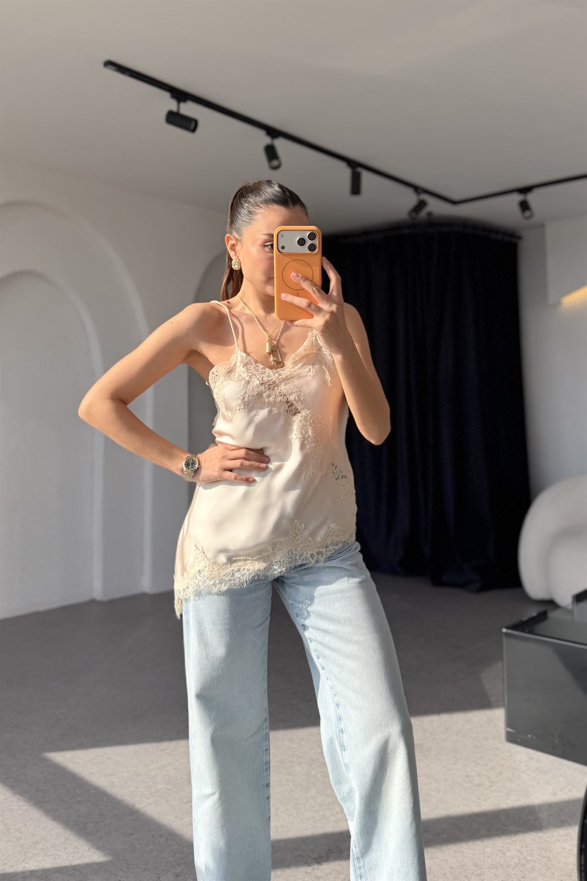 Lorie Bej Dantel Detaylı Saten Bluz