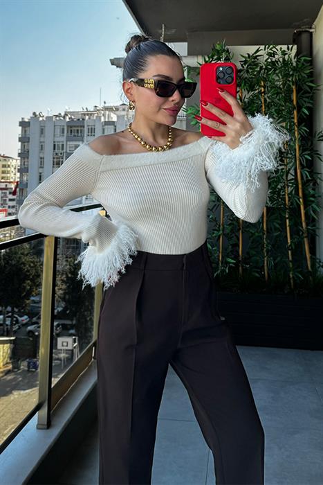 Lovas Bilekleri Detaylı Madonna Yaka Bluz - Krem