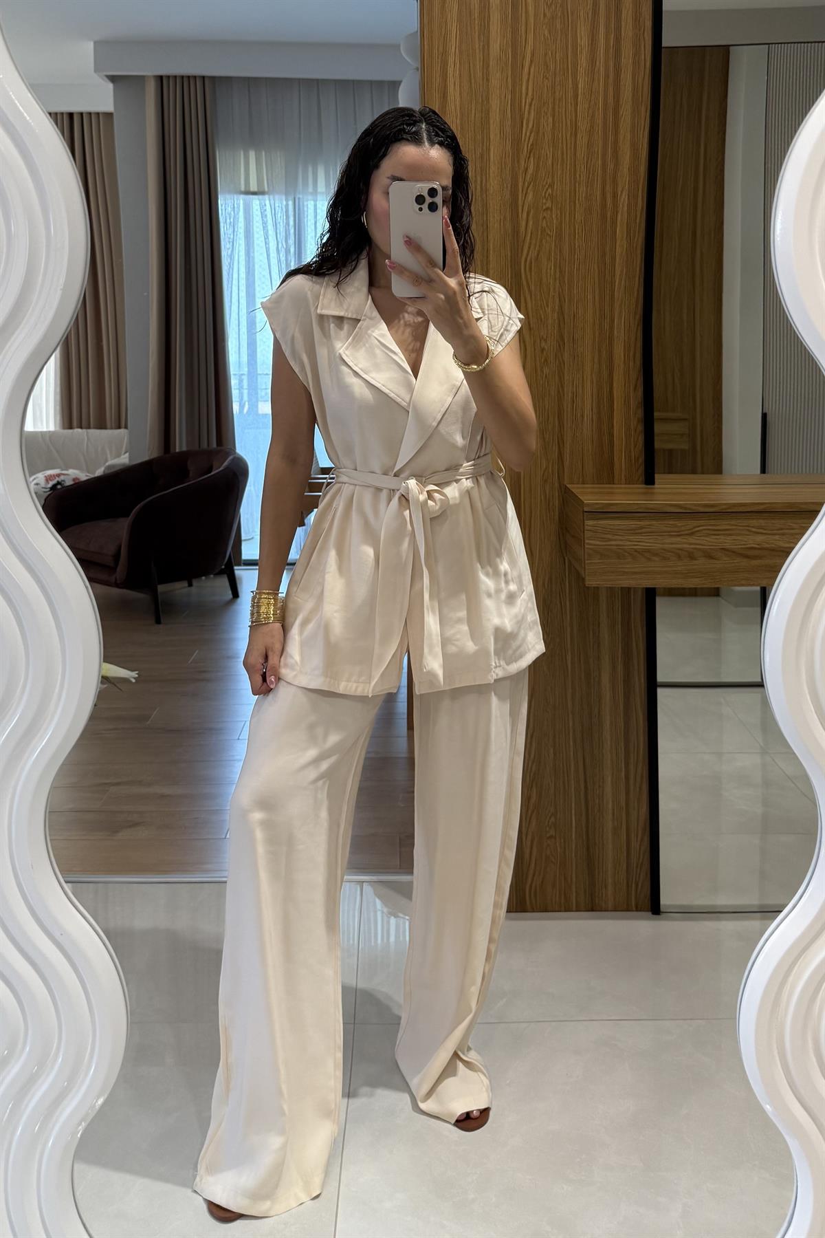 Lucie Ekru Kuşaklı Yelekli Takım