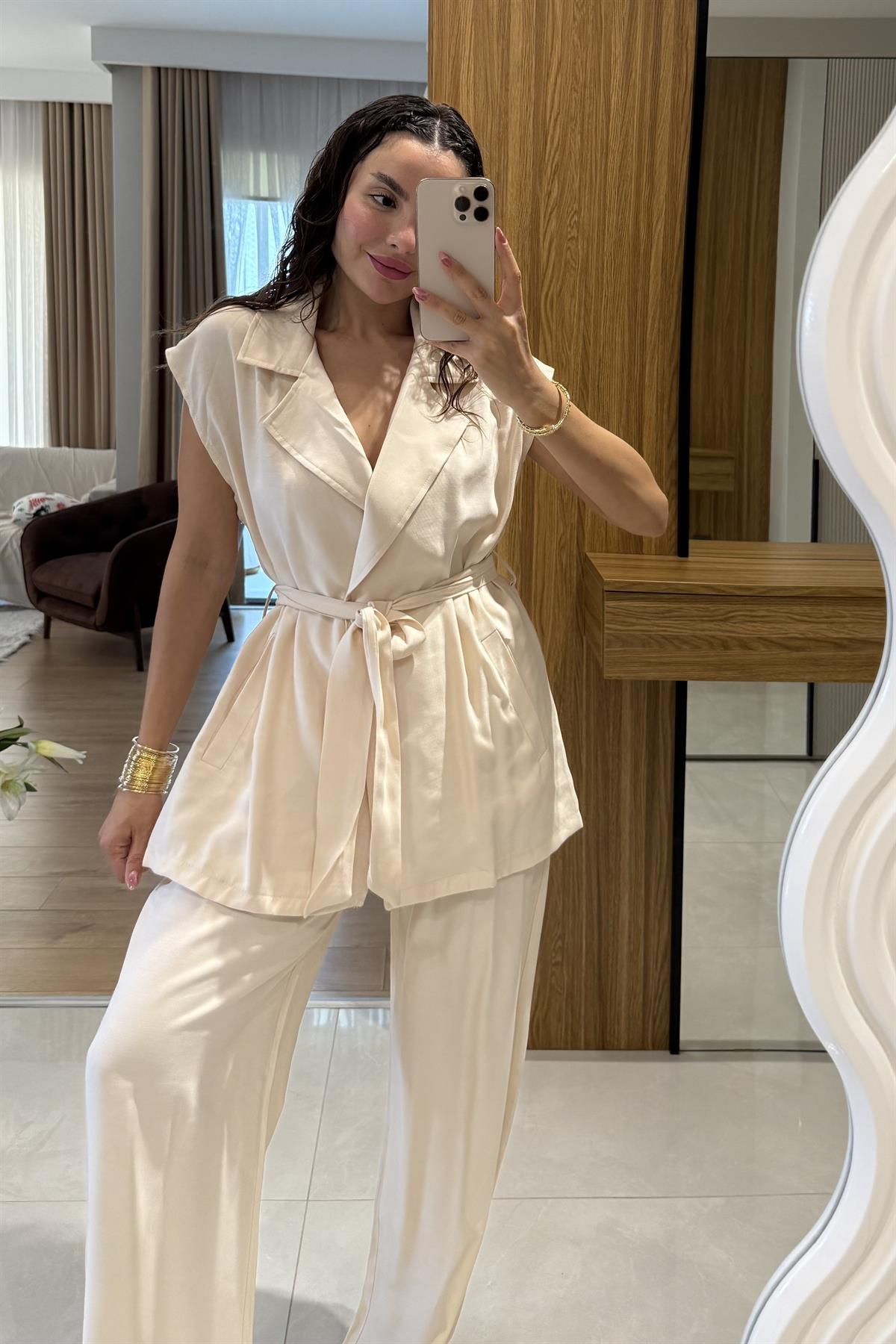 Lucie Ekru Kuşaklı Yelekli Takım