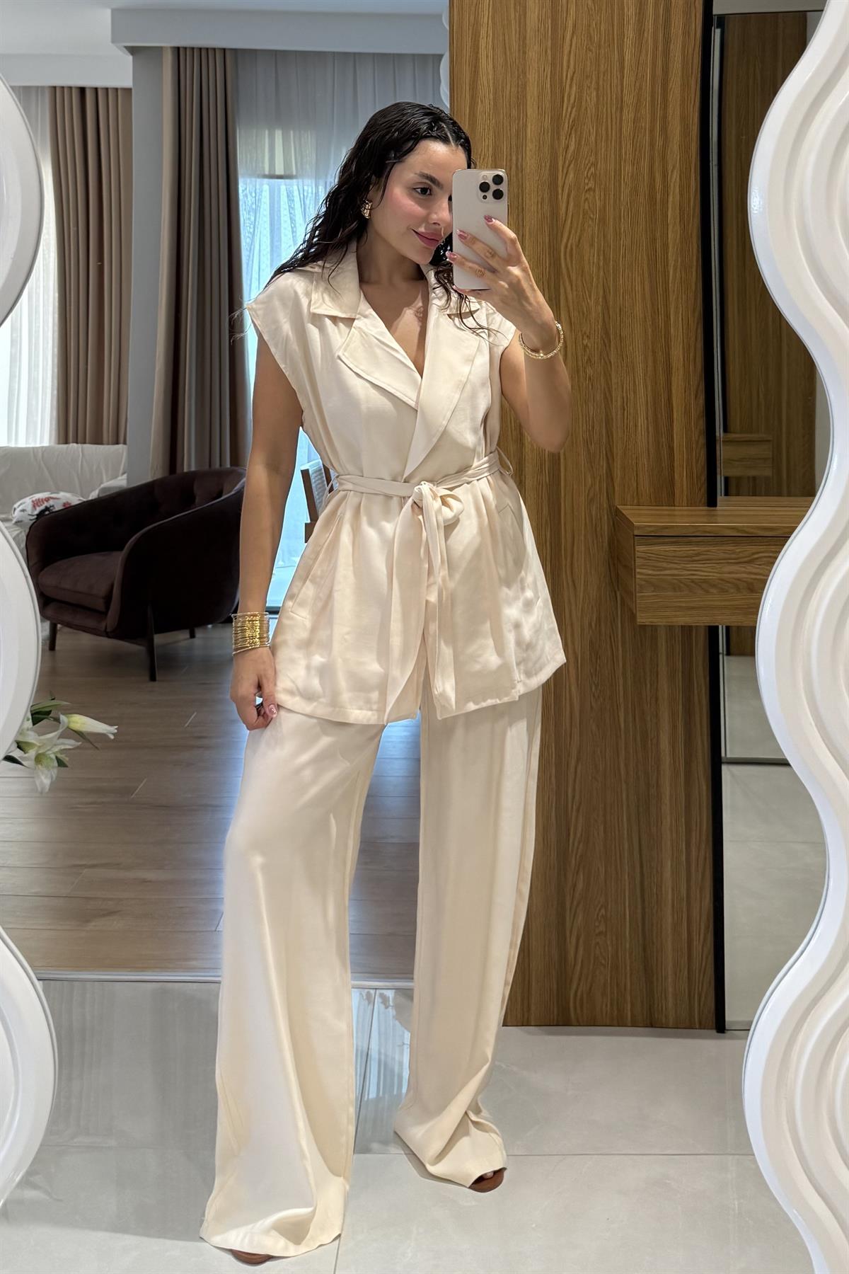 Lucie Ekru Kuşaklı Yelekli Takım