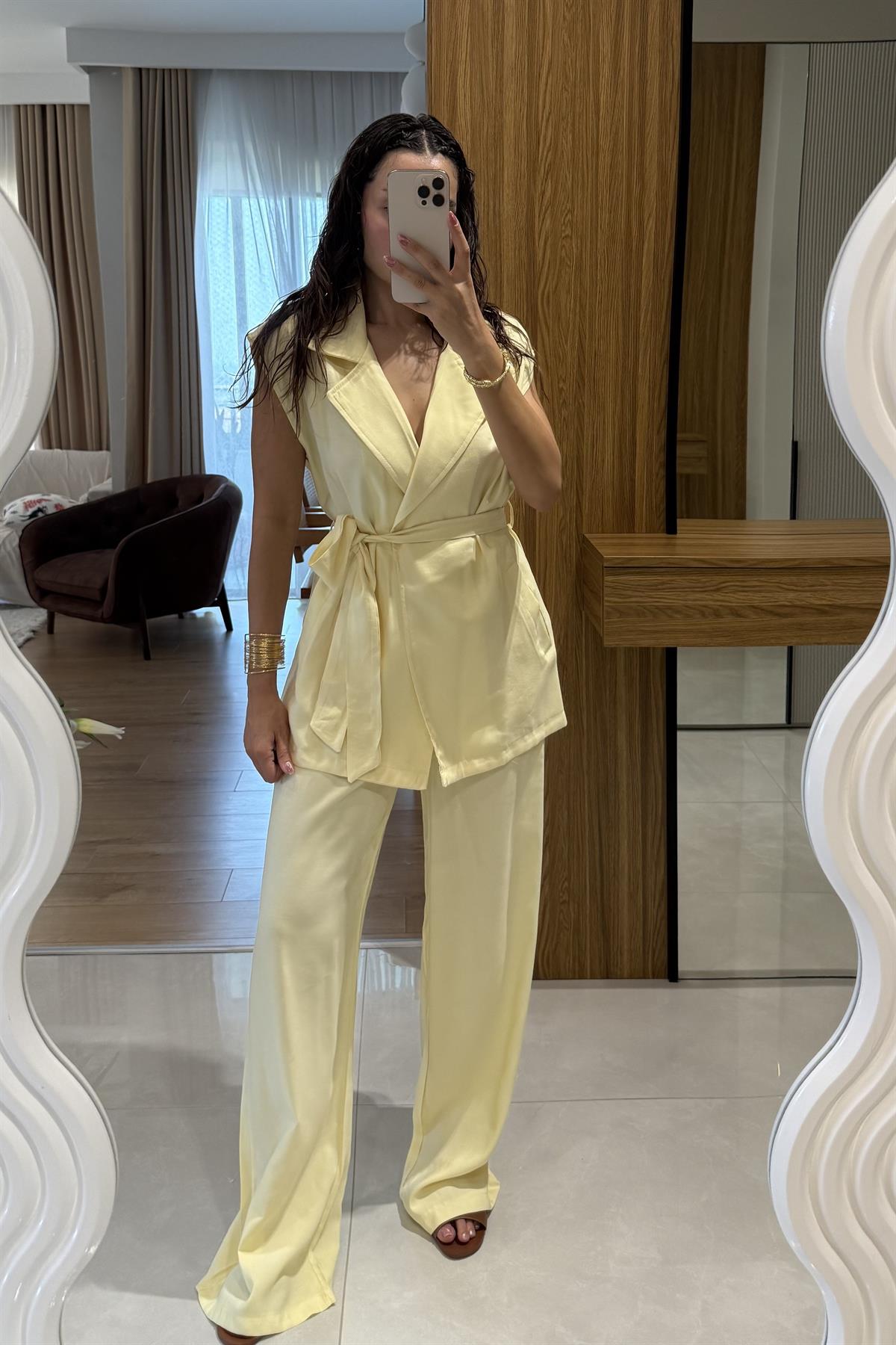 Lucie Sarı Kuşaklı Yelekli Takım