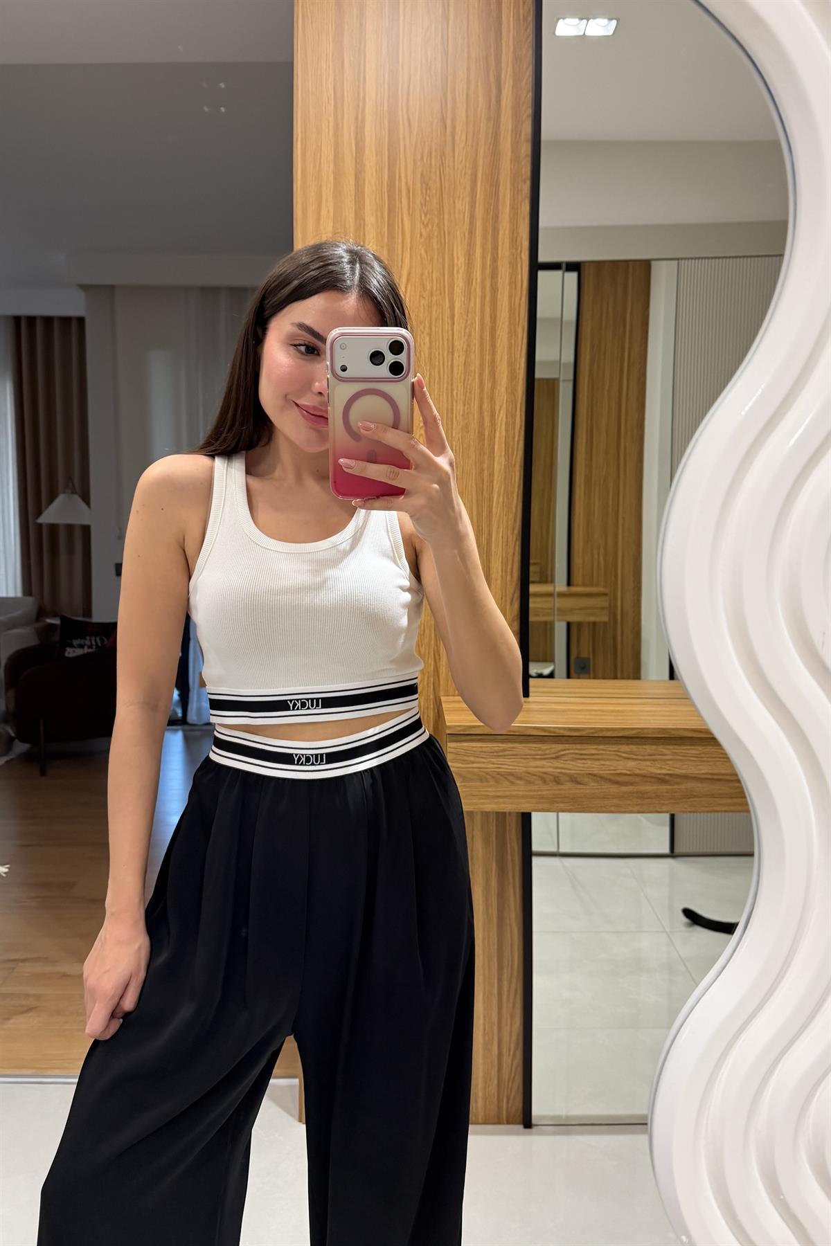 Lucky Yazılı Beyaz Lastik Detaylı Crop