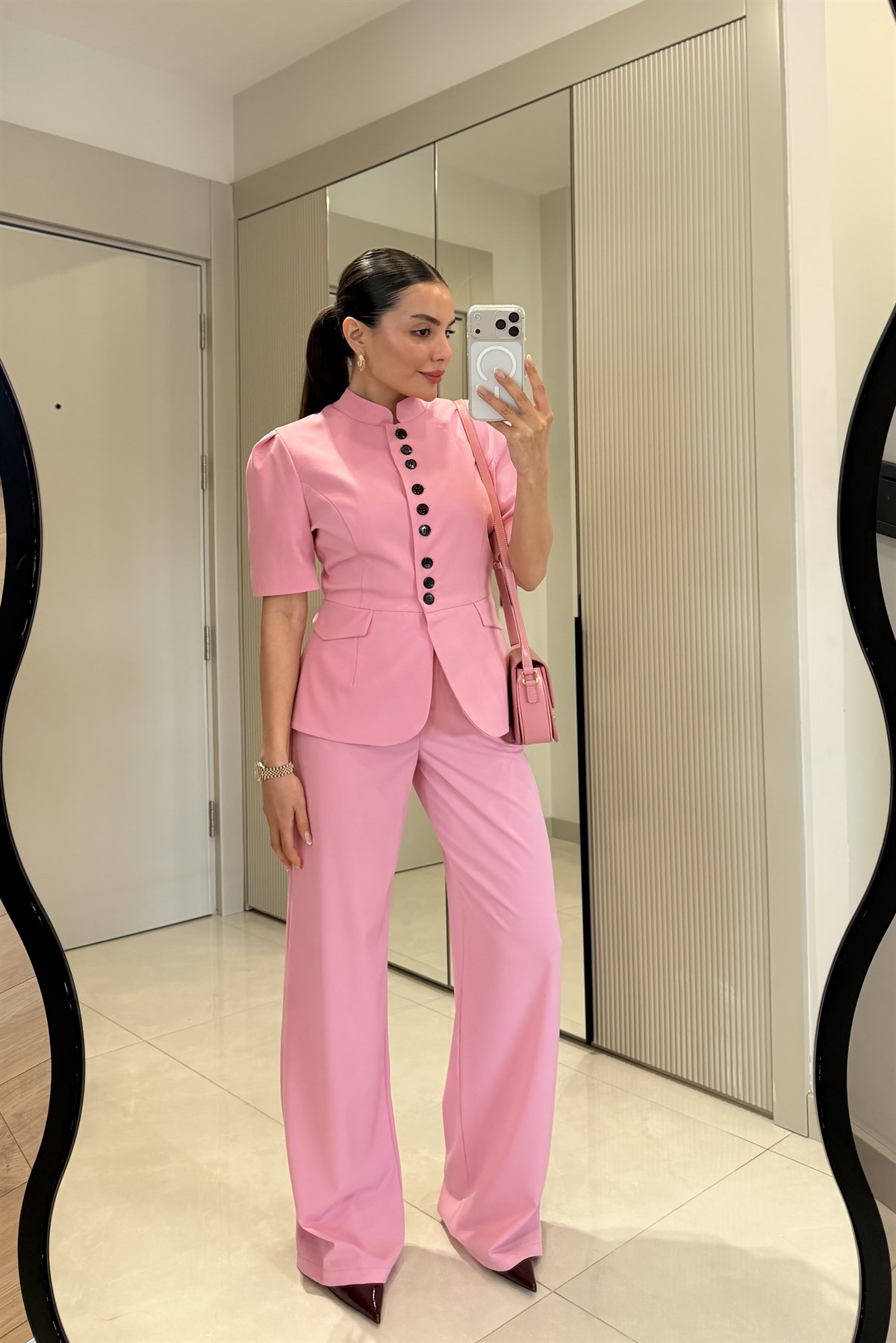 Lugo Pembe Düğme Detaylı Şık Takım