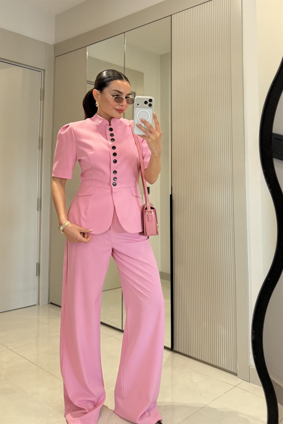 Lugo Pembe Düğme Detaylı Şık Takım