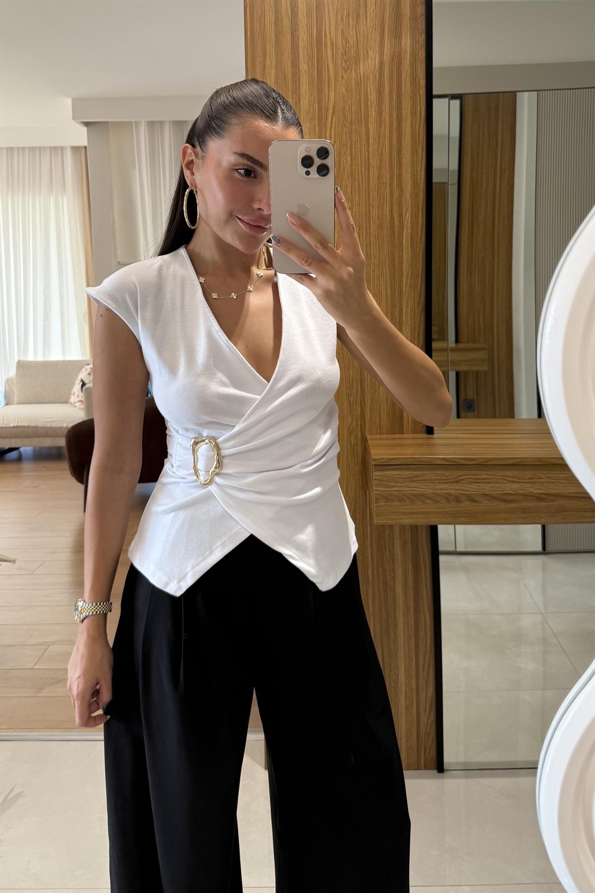 Magnus Beyaz Gold Aksesuarlı Bluz