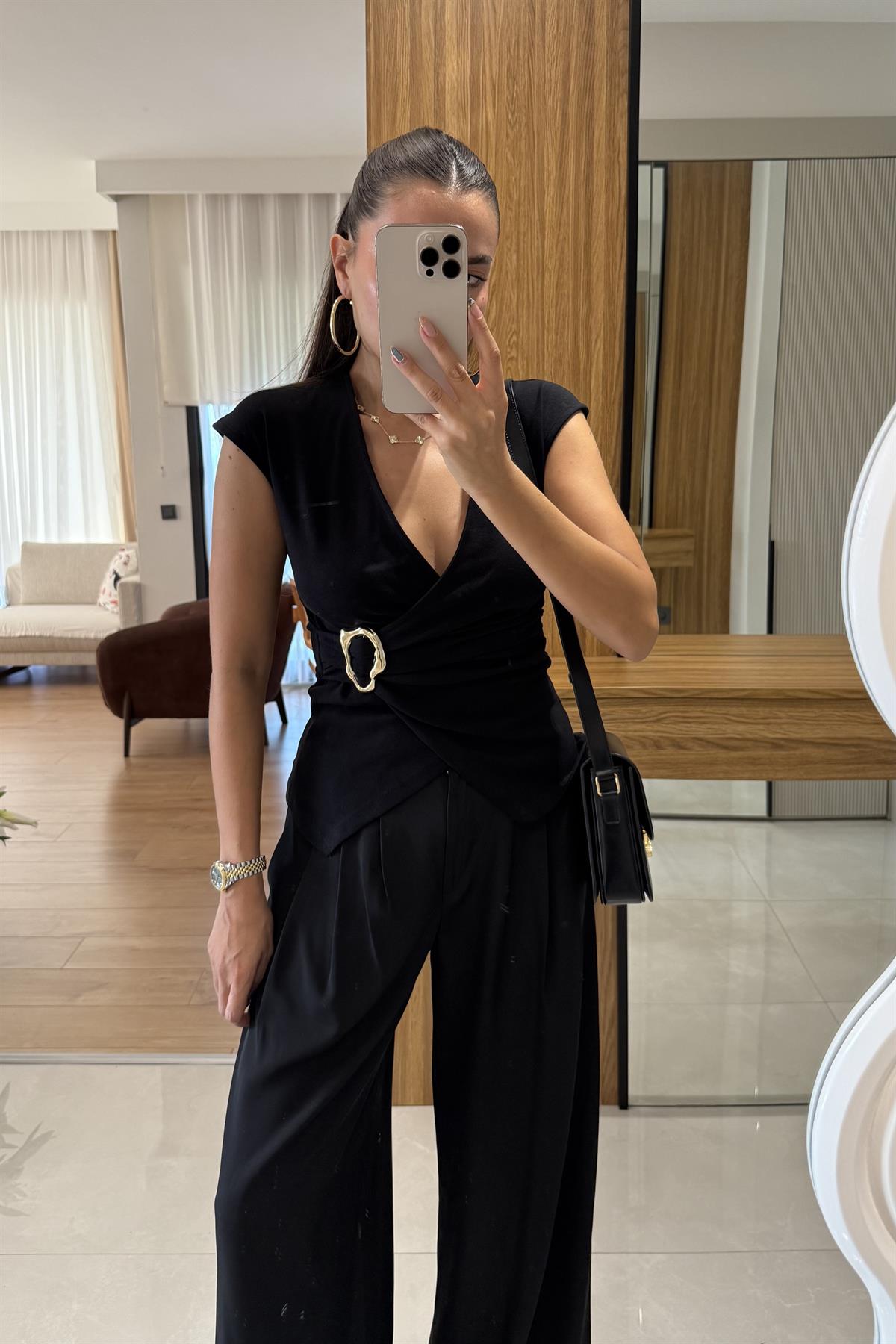 Magnus Siyah Gold Aksesuarlı Bluz