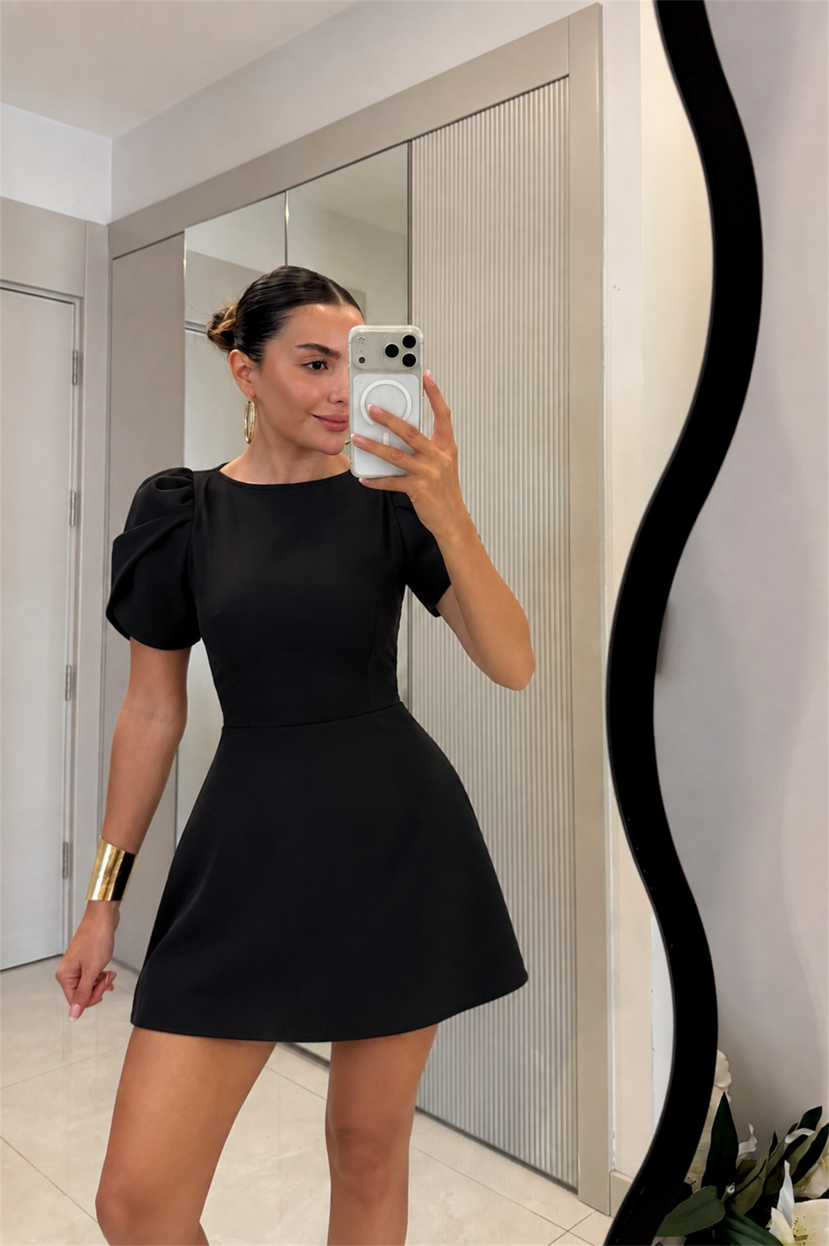Mahima Siyah Arkası Fiyonk Detay Balon Kol Mini Elbise