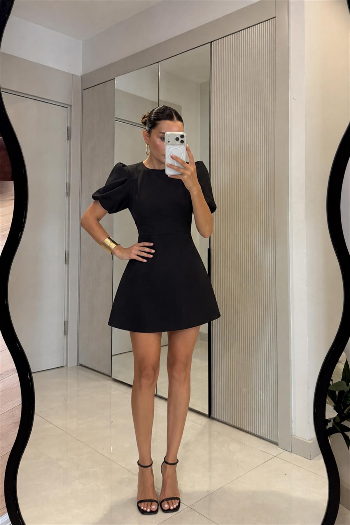 Mahima Siyah Arkası Fiyonk Detay Balon Kol Mini Elbise