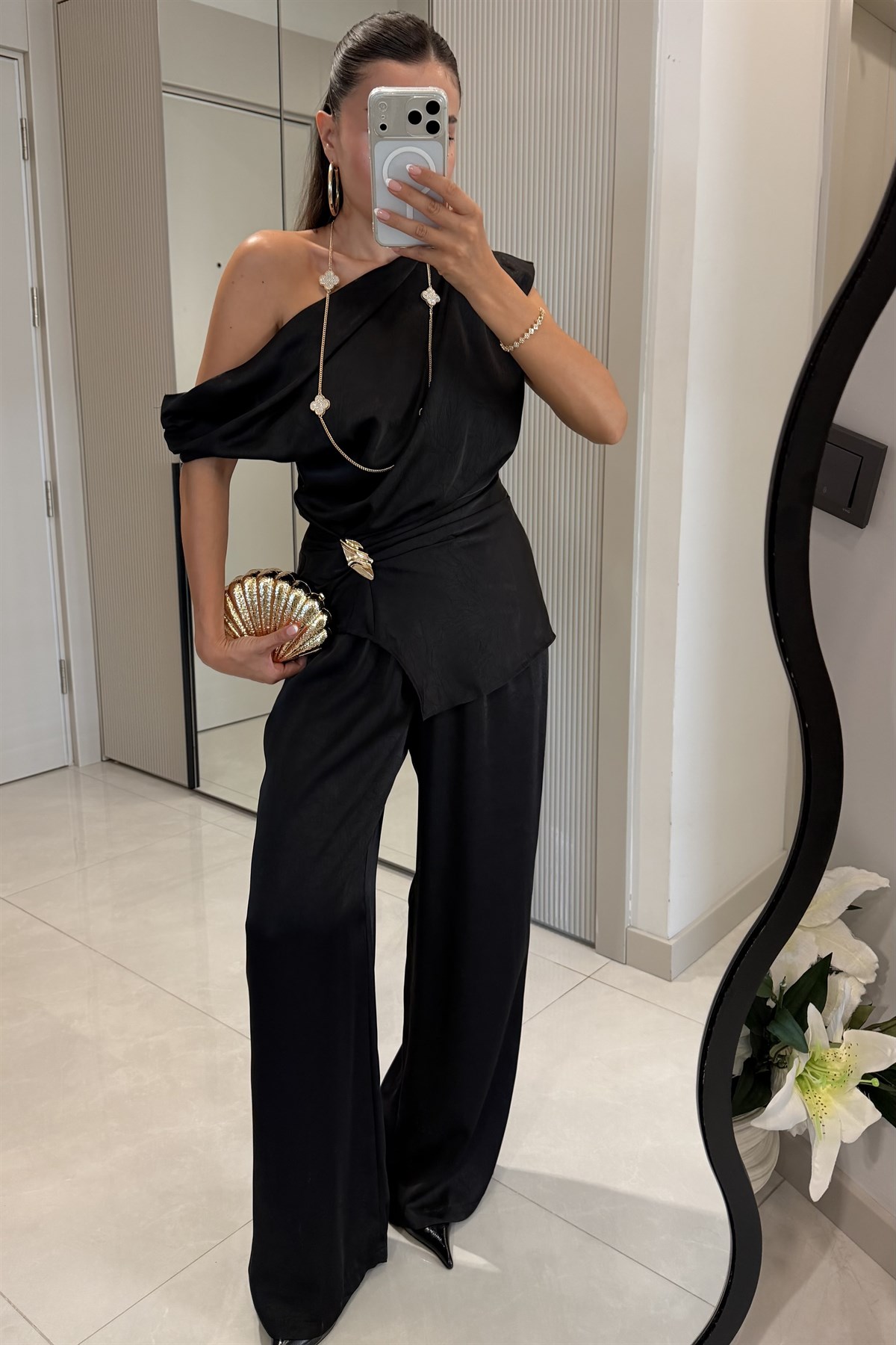 Maisie Siyah Asimetrik Tokalı Bluz