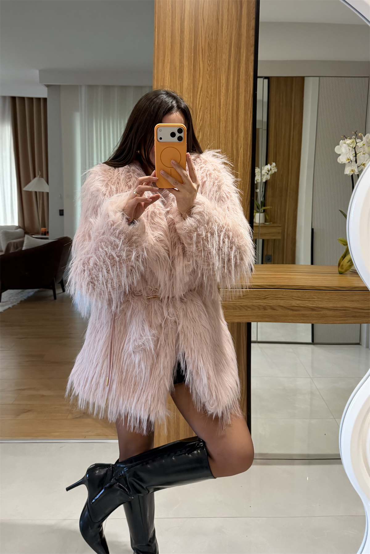 Maura Pembe Kemerli Saçaklı Kürk