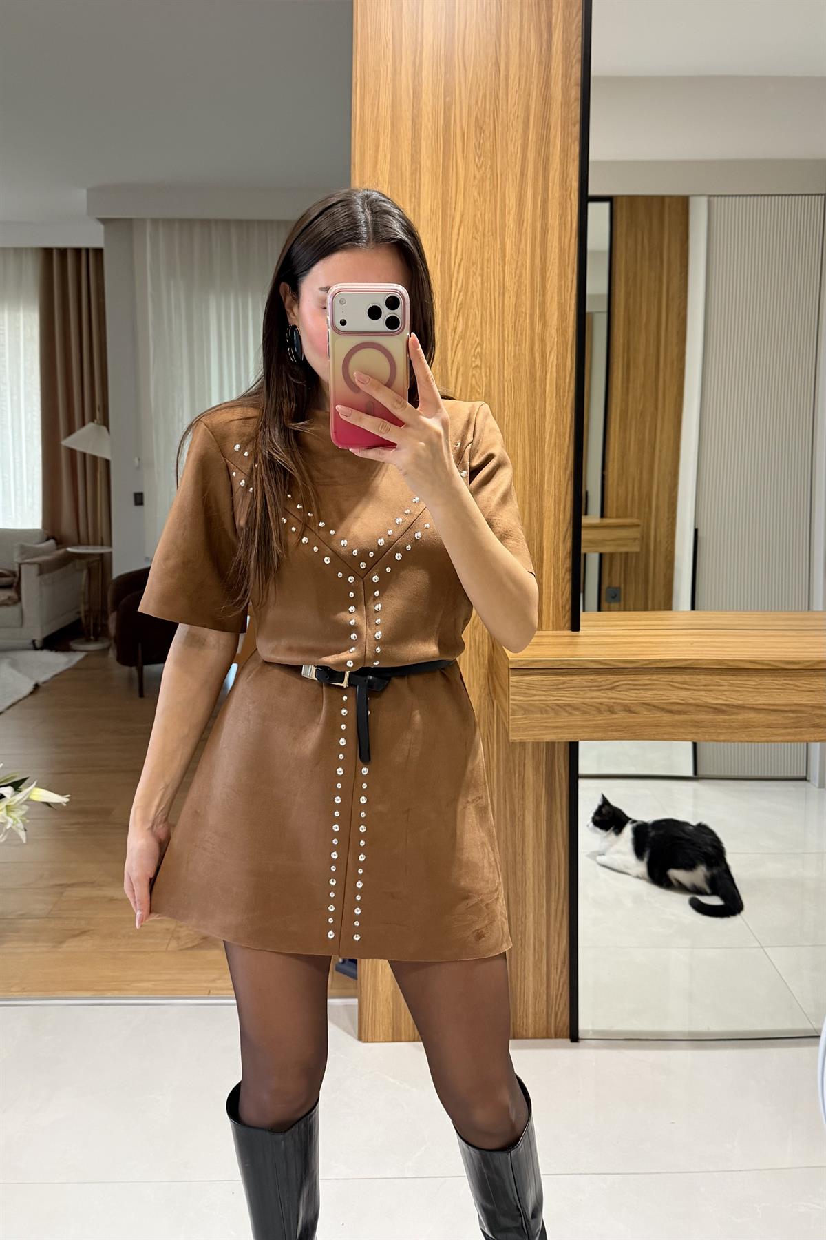 Mikela Taba Süet Zımbalı Elbise