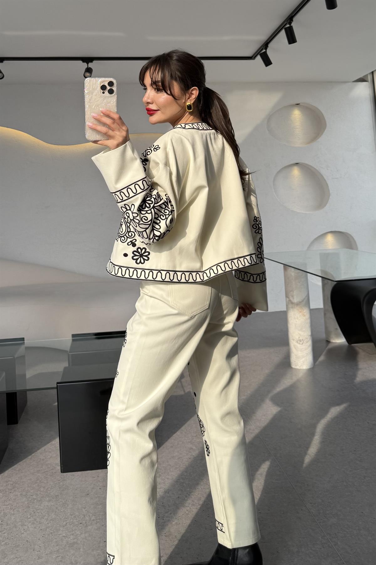 Mileya Nakış İşlemeli Tasarım Ekru Ceket