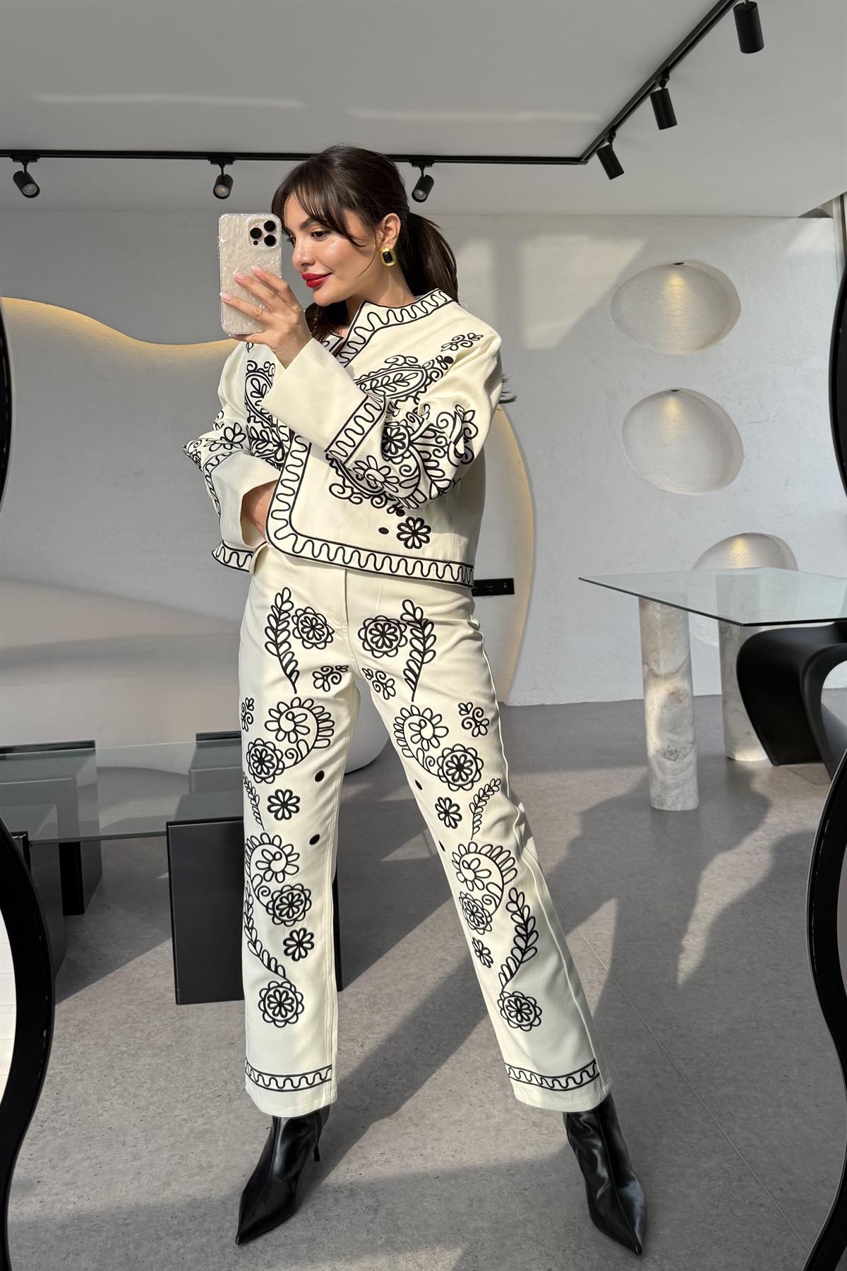 Mileya Nakış İşlemeli Tasarım Ekru Pantolon