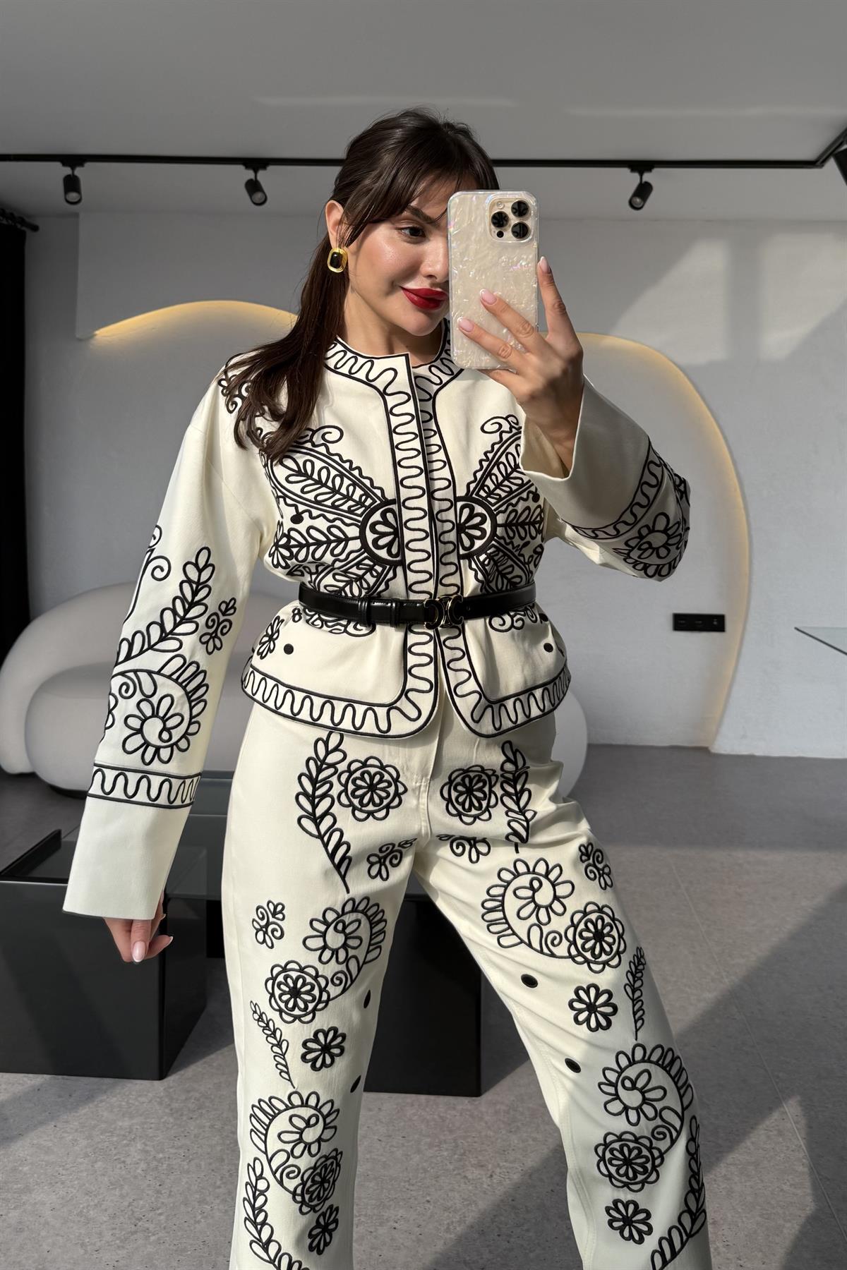 Mileya Nakış İşlemeli Tasarım Ekru Pantolon