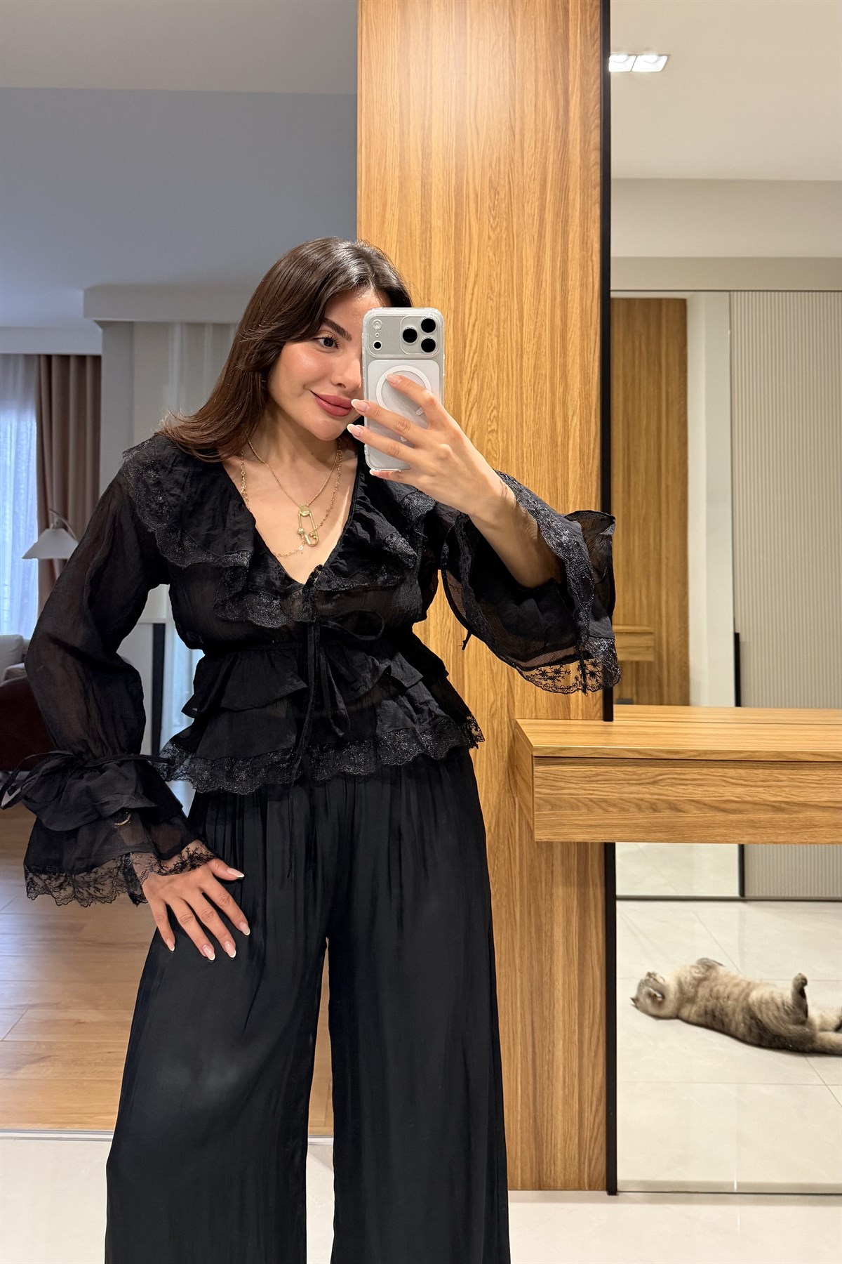 Myla Siyah Dantel Detaylı Volanlı Bluz