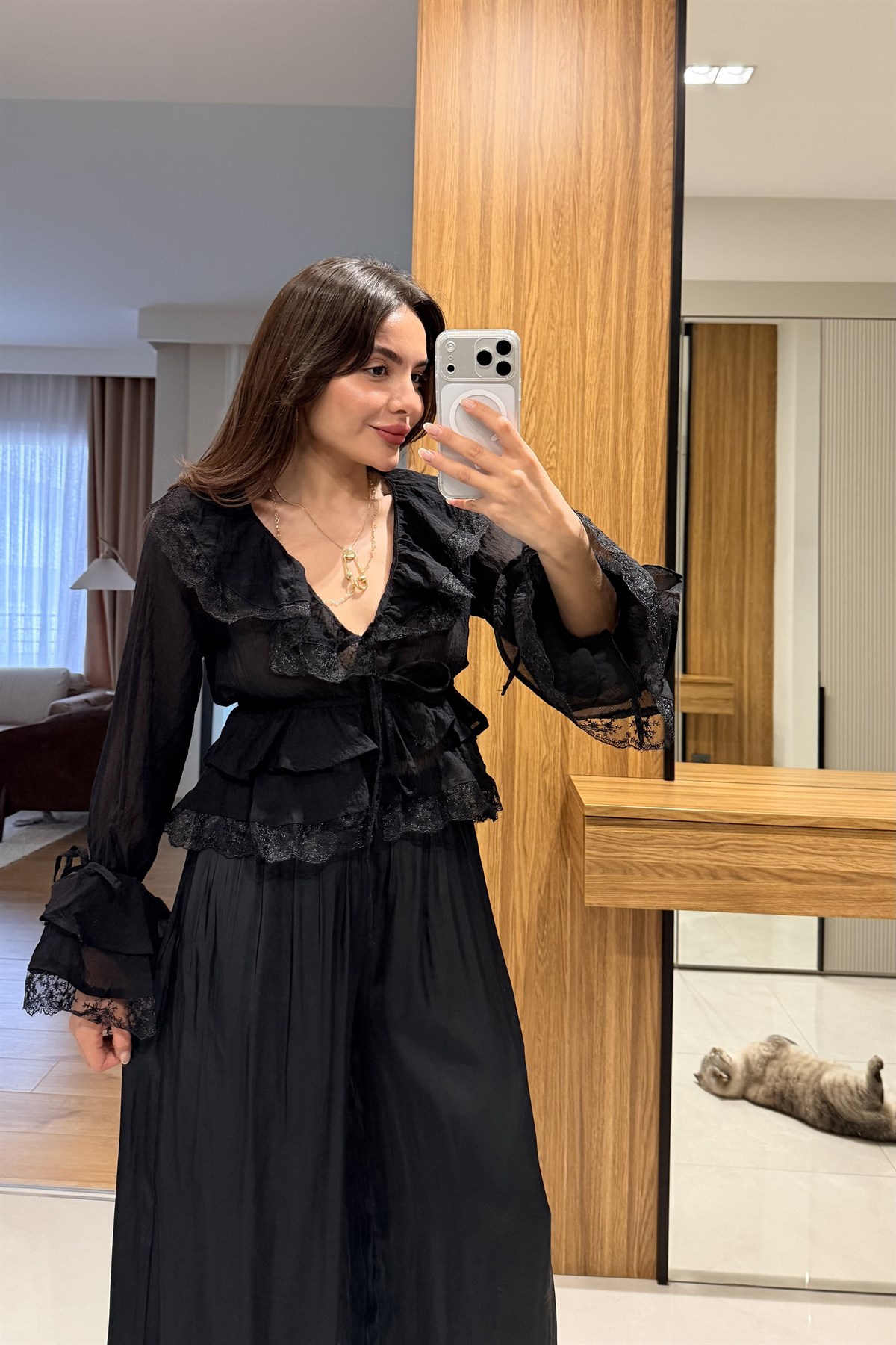 Myla Siyah Dantel Detaylı Volanlı Bluz