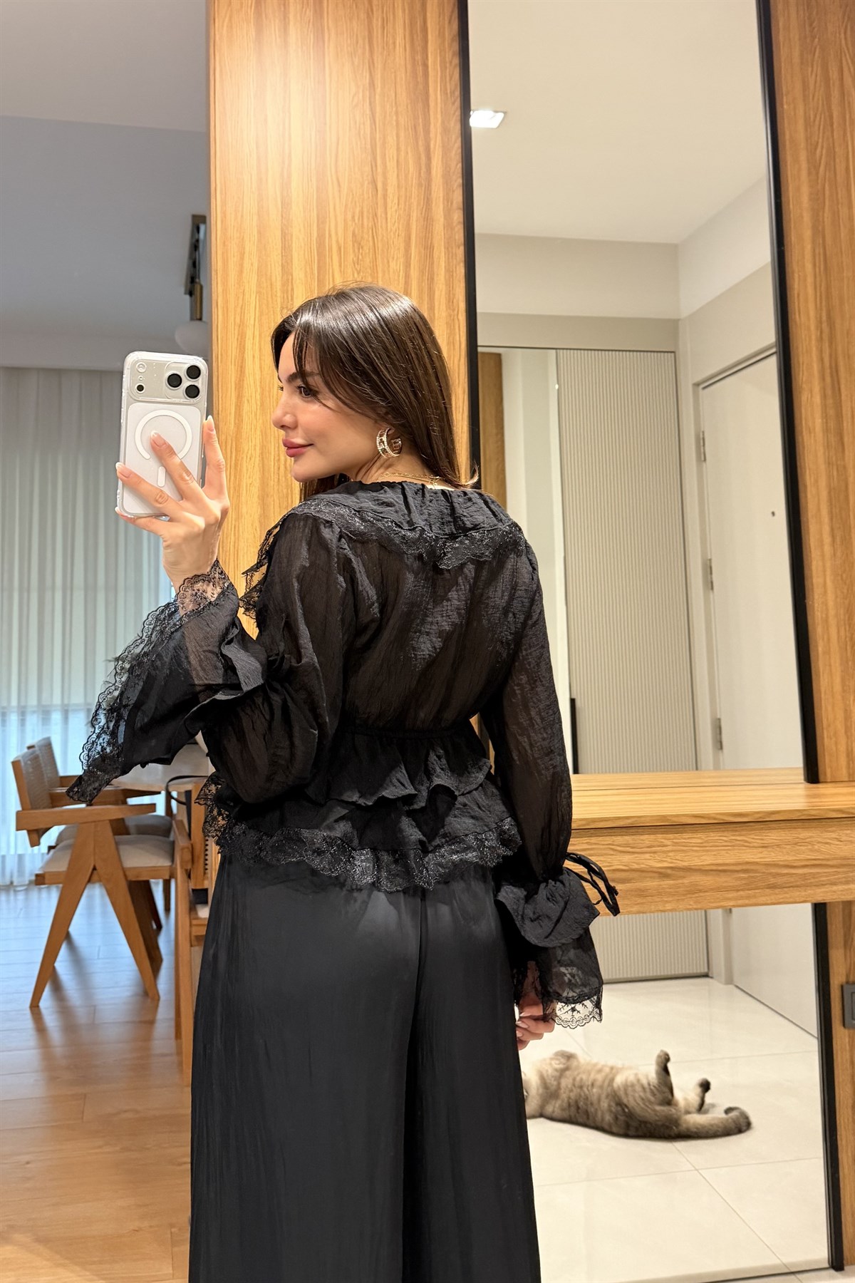 Myla Siyah Dantel Detaylı Volanlı Bluz