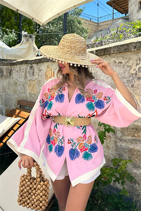 Nakış işlemeli pembe tasarım kimono