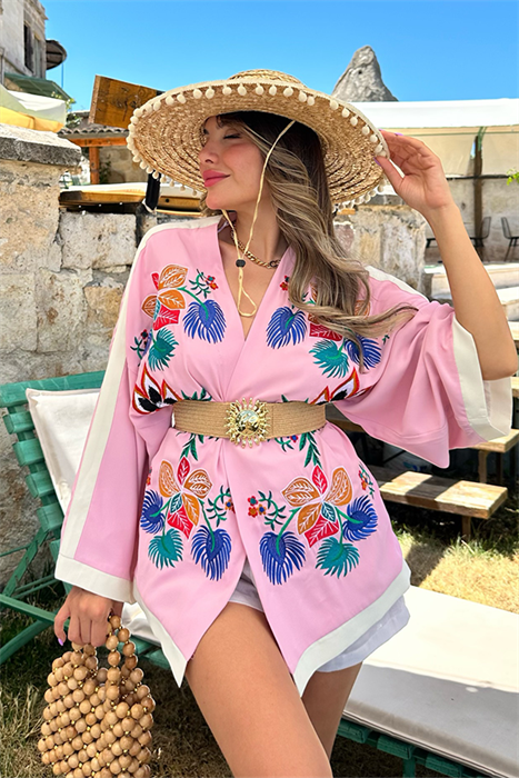 Nakış işlemeli pembe tasarım kimono