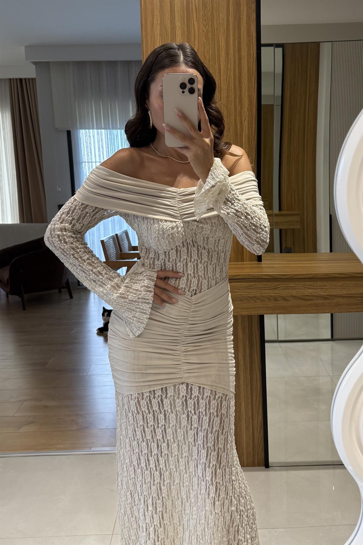 Nexora Bej Dantel Madonna Yaka Elbise