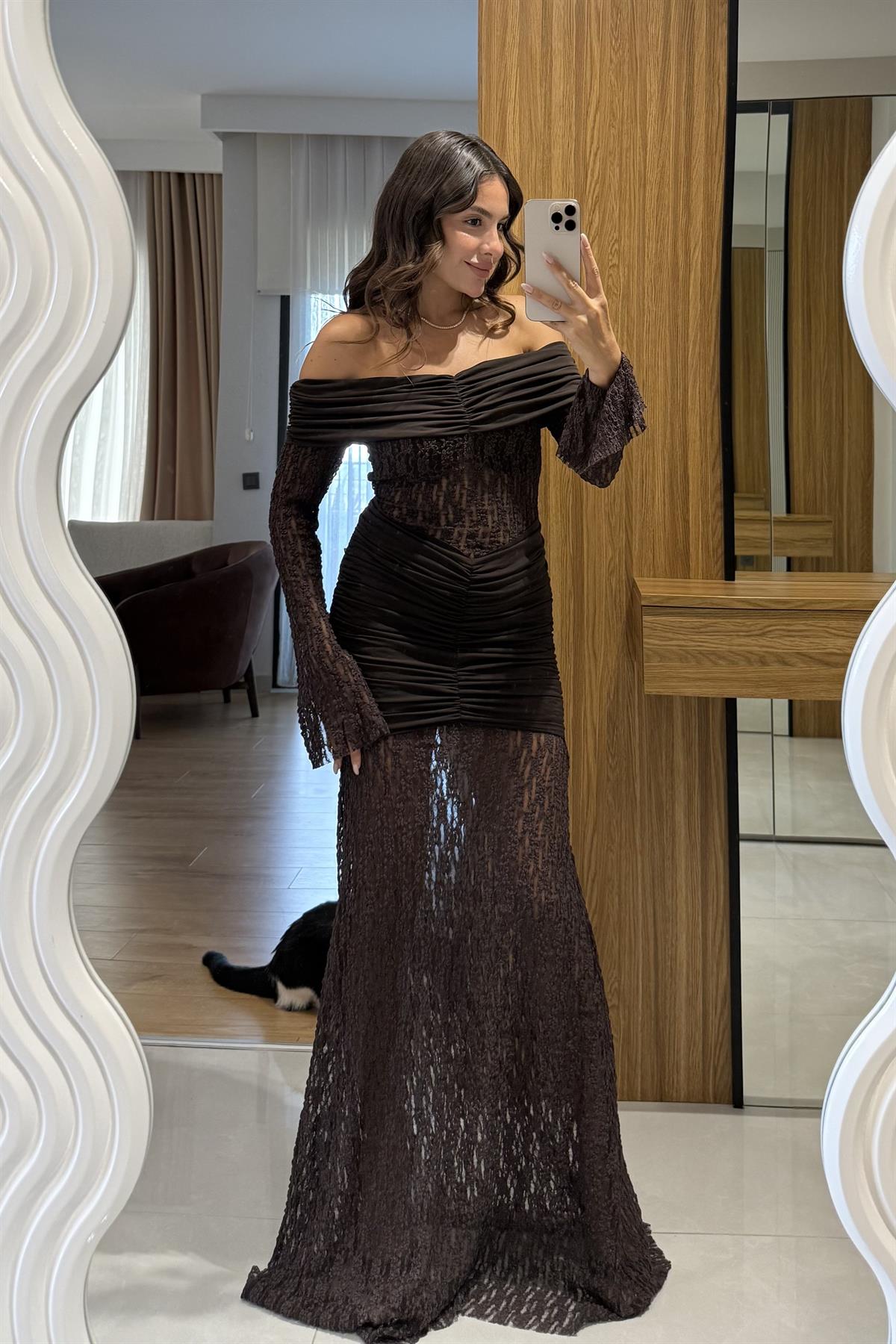 Nexora Kahve Dantel Madonna Yaka Elbise