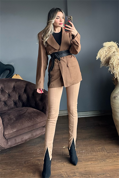 Önü düğme detaylı karamel yırtmaçlı jean