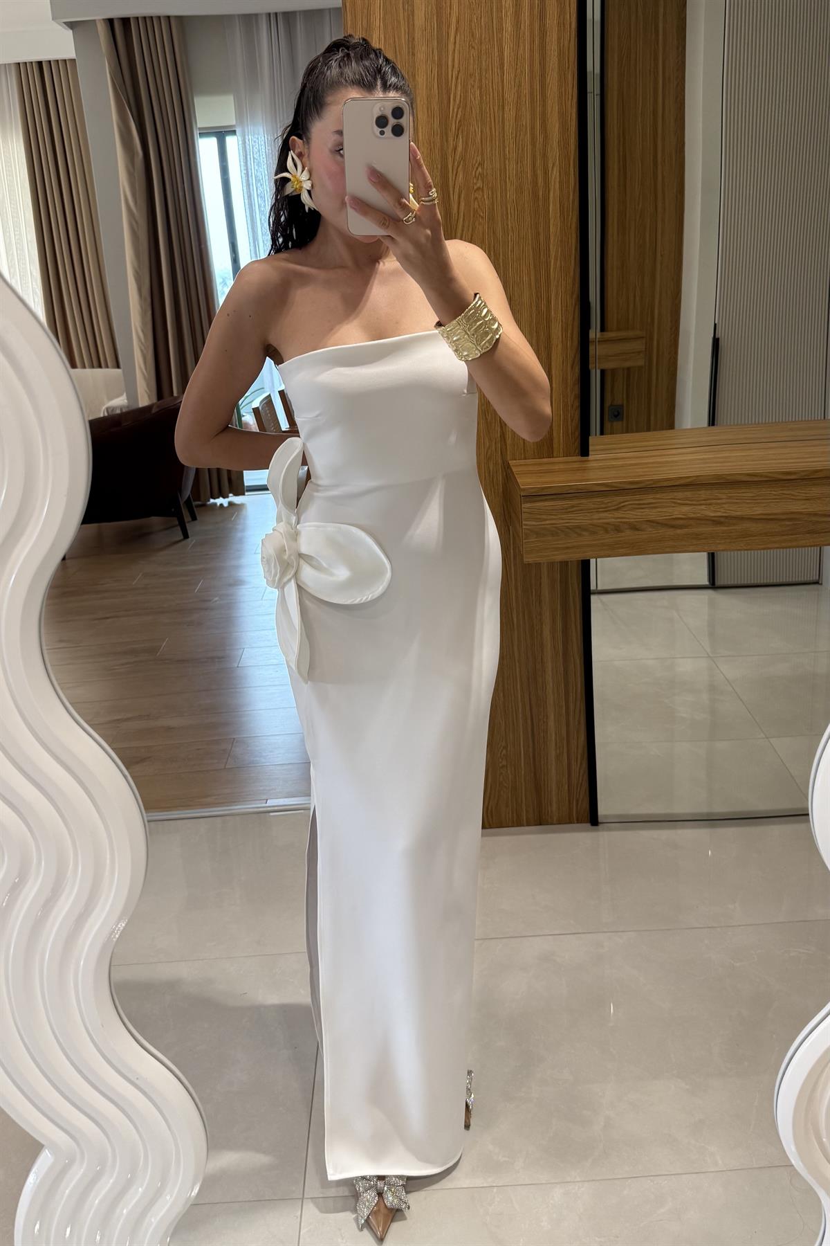 Orselle Beyaz Gül Detaylı Straplez Elbise