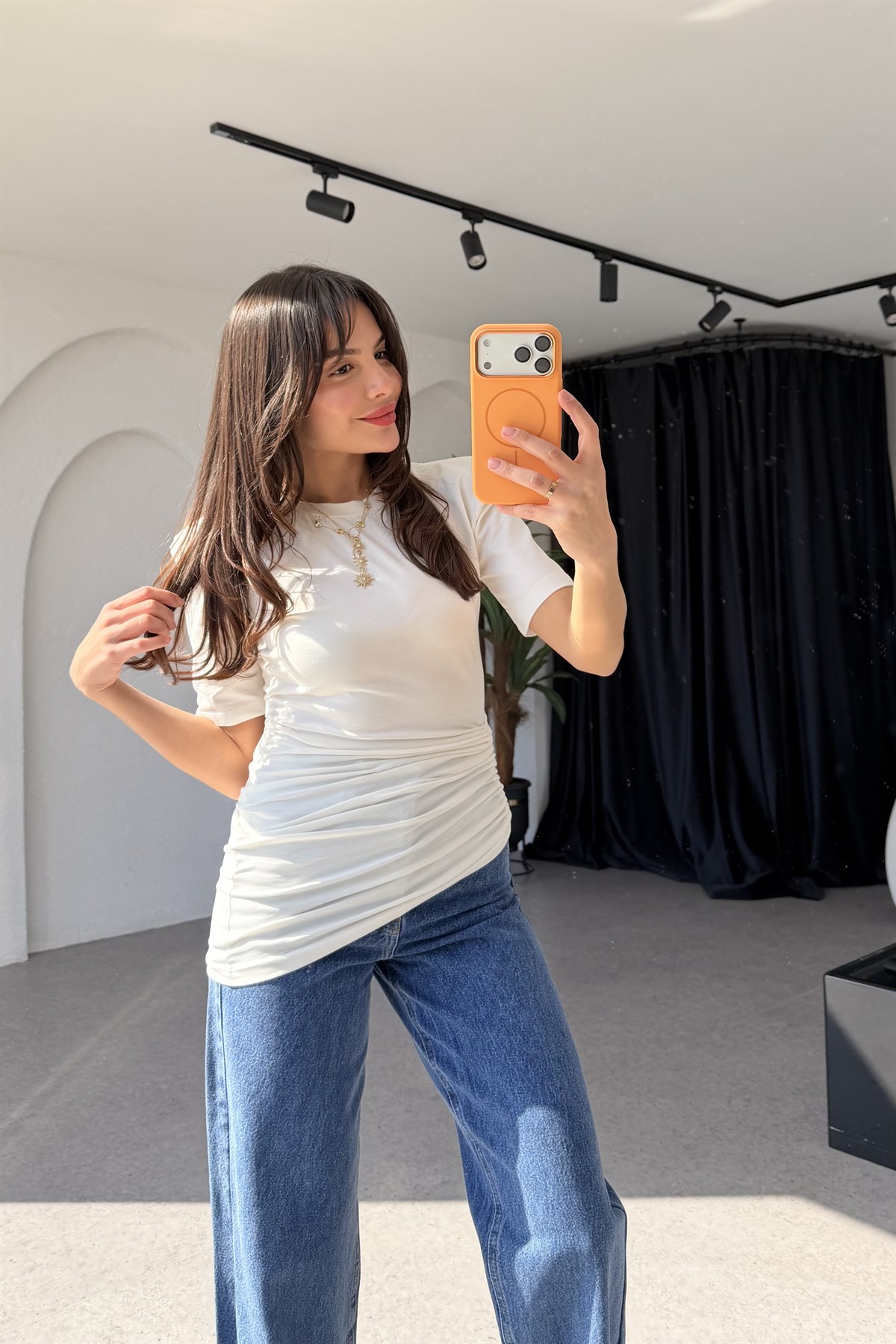 Oswald Beyaz Vatkalı Yandan Büzgülü Tshirt