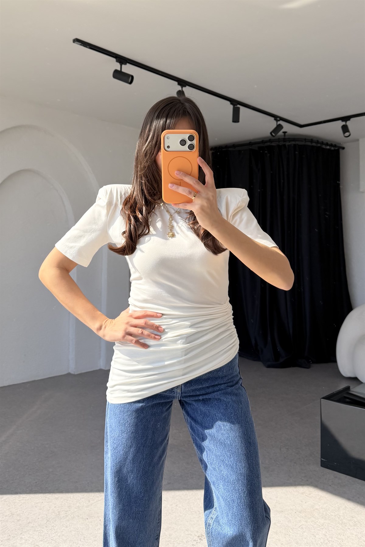 Oswald Beyaz Vatkalı Yandan Büzgülü Tshirt