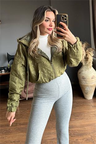 Parlak dokulu yeşil kapitone ceket