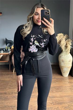 Renkli nakış işlemeli siyah triko