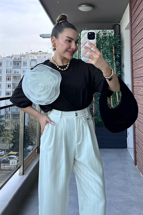 Rosa Gül Broş Detaylı Tshirt Siyah