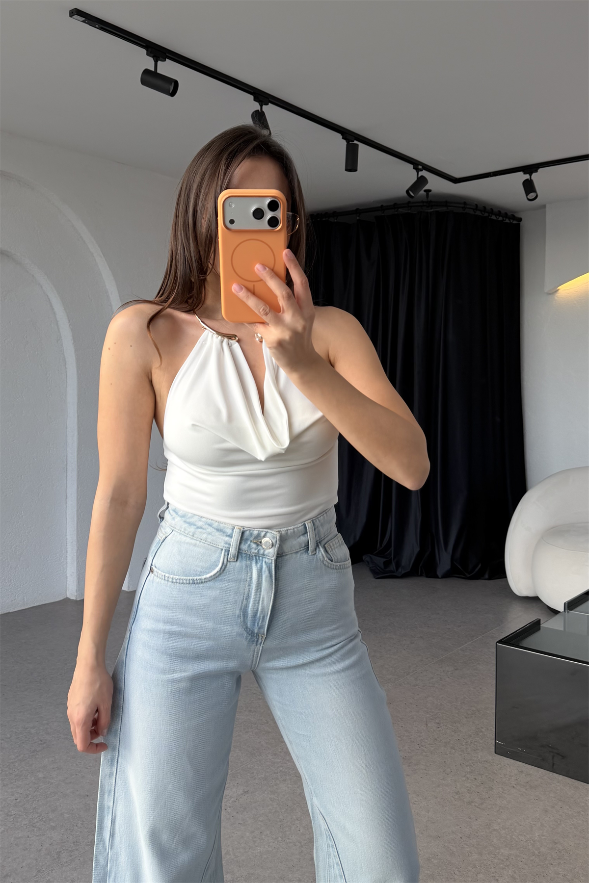 Rosalie Beyaz Kolye Detaylı Bluz