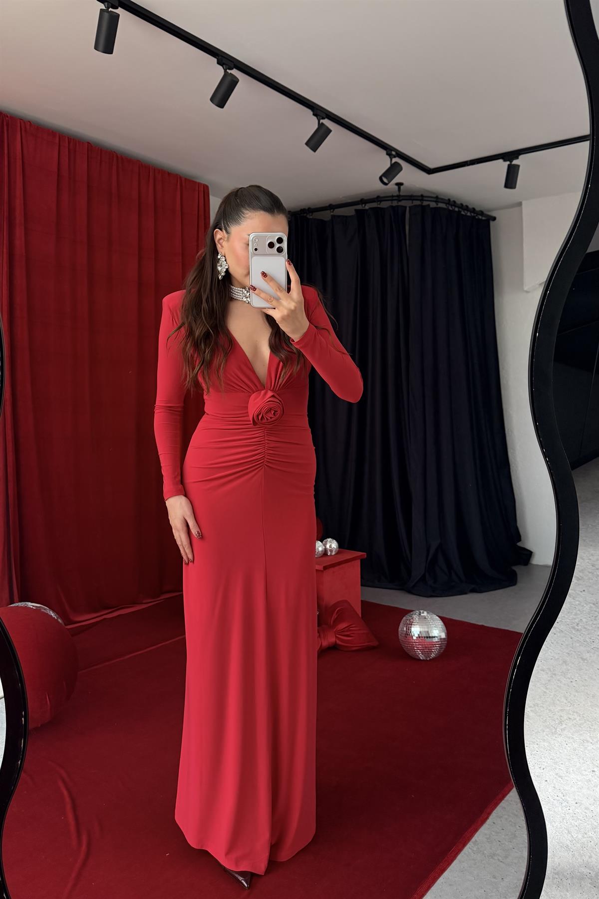 Rosse Kırmızı Gül Detaylı V Yaka Elbise