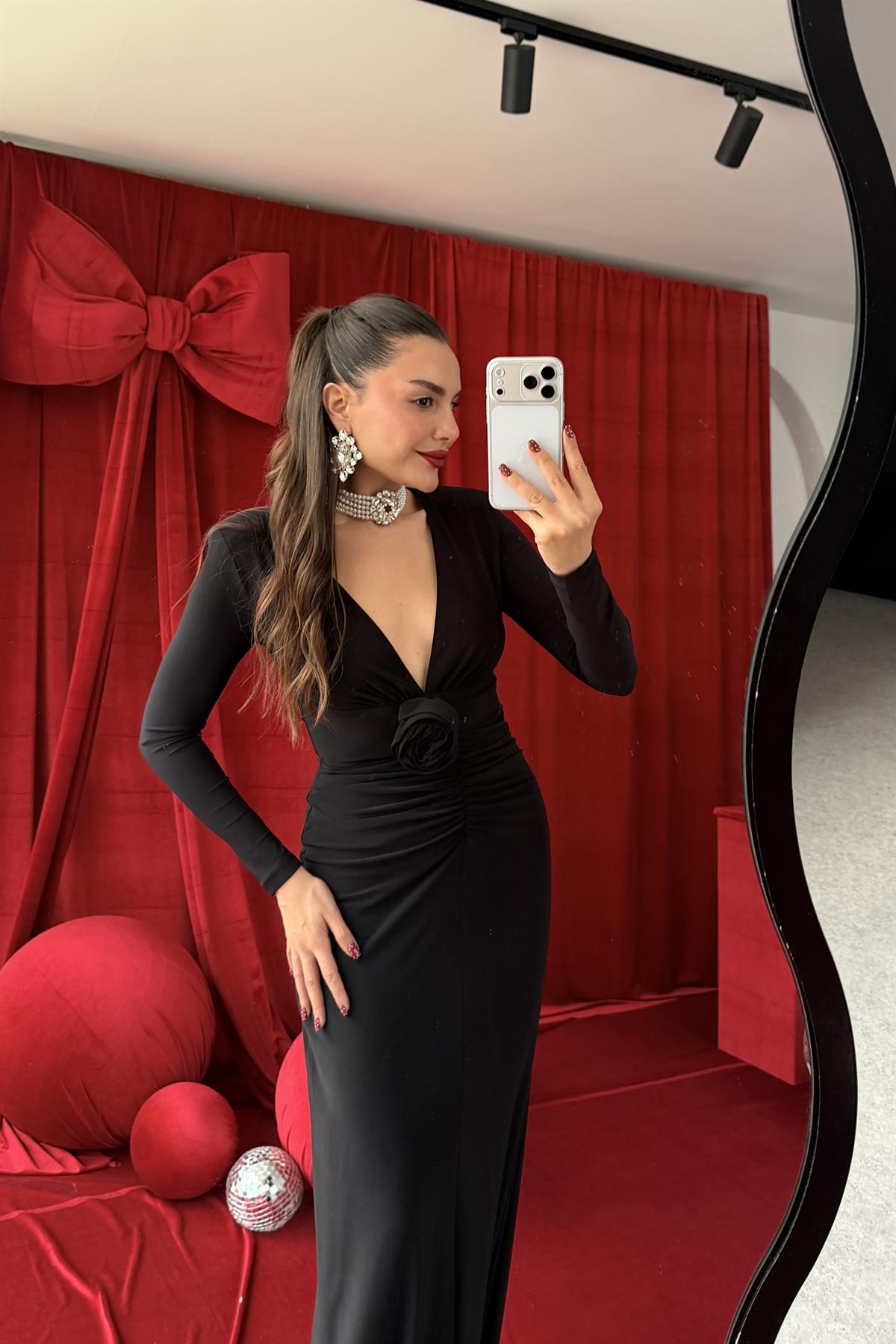 Rosse Siyah Gül Detaylı V Yaka Elbise