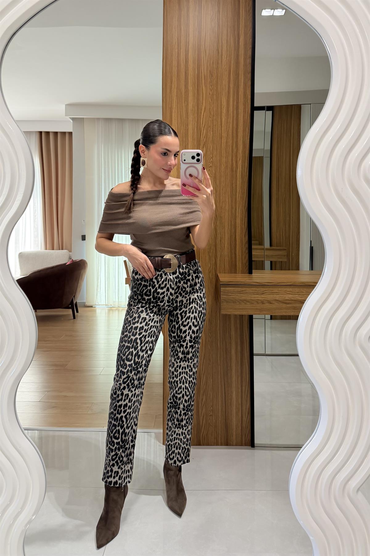 Saunder Sütlü Kahve Madonna Yaka Bluz