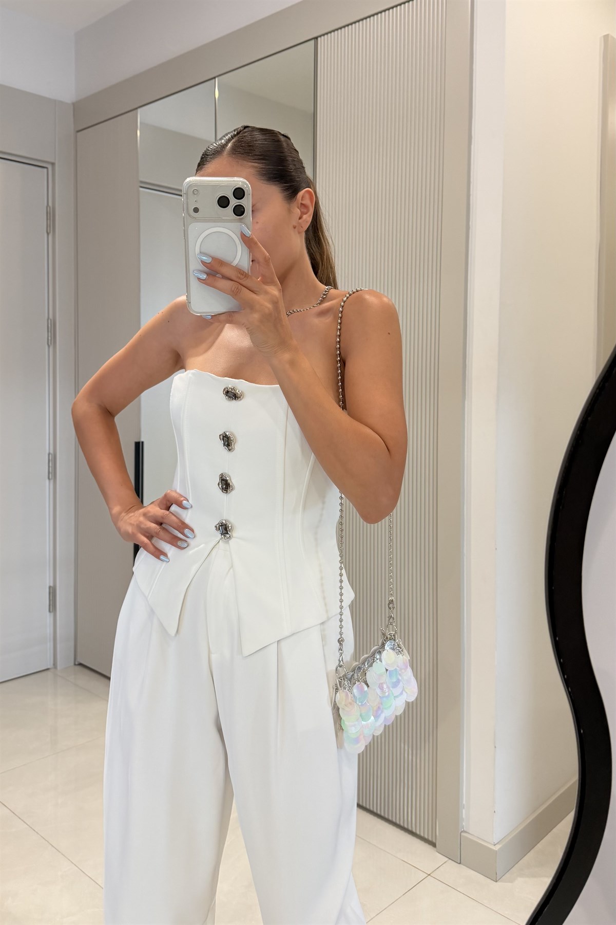 Shakira Beyaz Düğmeli Straplez Büstiyer