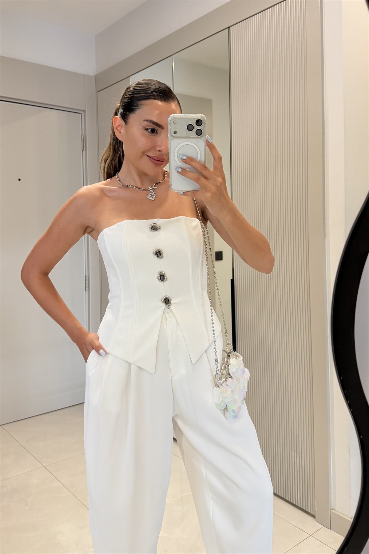 Shakira Beyaz Düğmeli Straplez Büstiyer