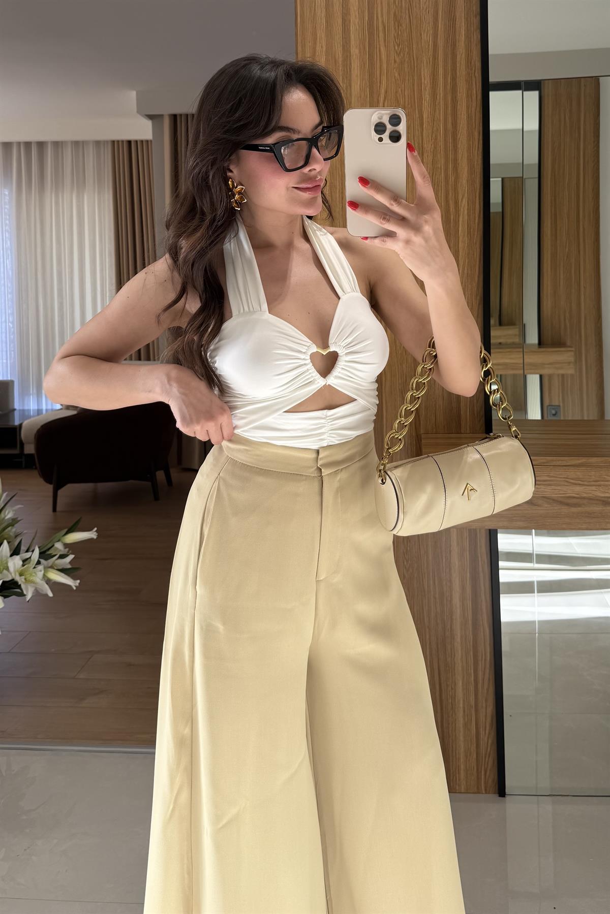 Shalita Beyaz Kalp Aksesuarlı Crop 